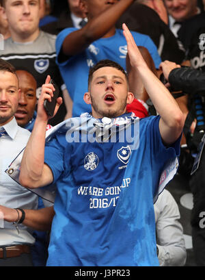 Le Portsmouth Conor Chaplin célèbre après le coup de sifflet final lors de la Sky Bet League Deux match à Fratton Park, Portsmouth. Banque D'Images