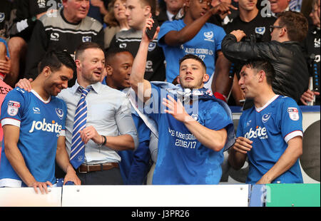 Le Portsmouth Conor Chaplin célèbre après le coup de sifflet final lors de la Sky Bet League Deux match à Fratton Park, Portsmouth. Banque D'Images