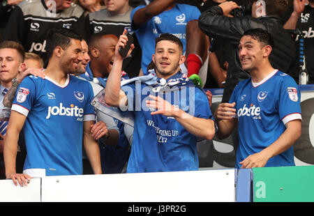 Le Portsmouth Conor Chaplin célèbre après le coup de sifflet final lors de la Sky Bet League Deux match à Fratton Park, Portsmouth. Banque D'Images