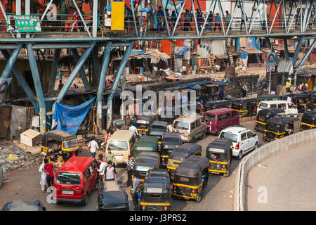 Matin, le trafic en gare de l'Est de Bandra, Mumbai, Inde Banque D'Images