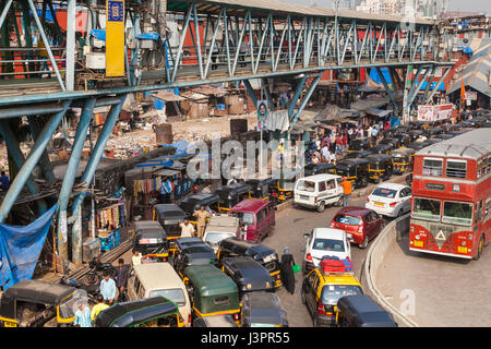 Matin, le trafic en gare de l'Est de Bandra, Mumbai, Inde Banque D'Images