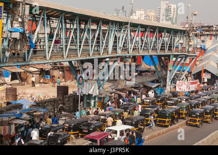 Matin, le trafic en gare de l'Est de Bandra, Mumbai, Inde Banque D'Images