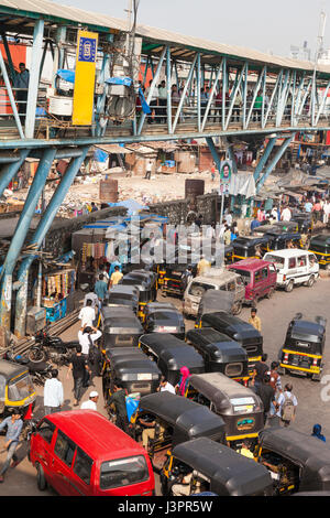 Matin, le trafic en gare de l'Est de Bandra, Mumbai, Inde Banque D'Images