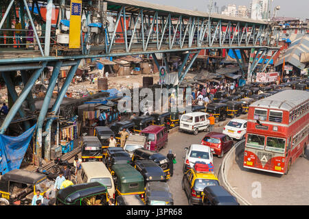 Matin, le trafic en gare de l'Est de Bandra, Mumbai, Inde Banque D'Images