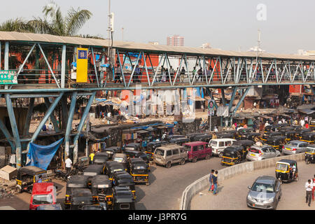 Matin, le trafic en gare de l'Est de Bandra, Mumbai, Inde Banque D'Images