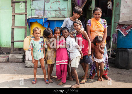 Famille dans un bidonville au sud de Mumbai Banque D'Images