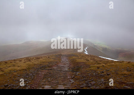 Regardant vers le bas Cefn mcg Llwch Ridge, en ordre décroissant à partir de Pen Y Fan, sur un matin brumeux en Avril Banque D'Images