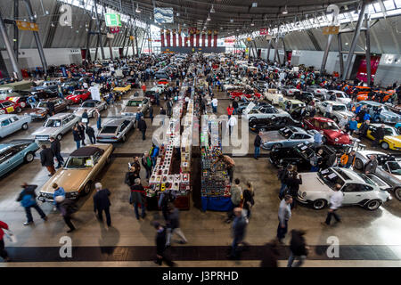 STUTTGART, ALLEMAGNE - Mars 03, 2017 : Pavillon des expositions avec différentes voitures. Vue de dessus. Plus grand d'Europe Exposition de voitures classiques 'RETRO' classiques Banque D'Images