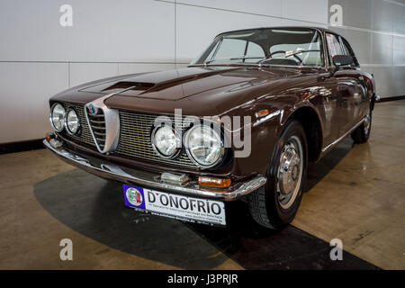 STUTTGART, ALLEMAGNE - Mars 03, 2017 : voiture de direction Alfa Romeo 2600 Sprint (Tipo 106), 1962. Plus grand d'Europe Exposition de voitures classiques 'RETRO' classiques Banque D'Images