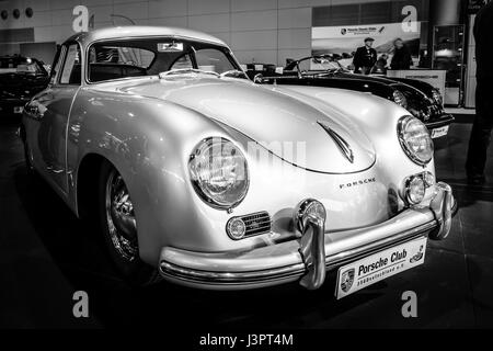 STUTTGART, ALLEMAGNE - Mars 03, 2017 : voiture sport de luxe Porsche 356, 1955. Noir et blanc. Plus grand d'Europe Exposition de voitures classiques 'RETRO' classiques Banque D'Images