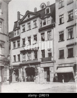 Une photographie historique de Kleine Fleischergasse à Leipzig, Allemagne, vers 1900, représentant l'architecture de la rue et la vie quotidienne à cette époque. Banque D'Images