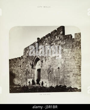 Photographie de James McDonald, 1865, représentant la porte de Sion, une entrée importante de la vieille ville de Jérusalem, capturée au cours d'une enquête sur l'ordonnance menée par Coll Sir Henry James. Banque D'Images