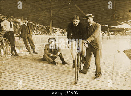Jaap Eden est une figure renommée connue pour ses réalisations dans le cyclisme. Plus de détails sur sa carrière, les jalons, et son influence dans le monde du cyclisme seraient utiles pour le contexte. Banque D'Images