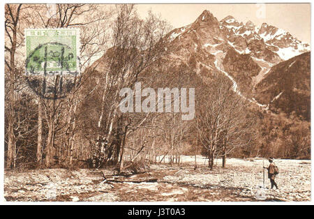 Japon 1934 real photo estampillé Carte postale montrant les montagnes de Kamikochi Banque D'Images