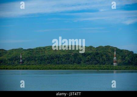 Tour du réseau de téléphonie mobile sur la banque du fleuve Naf et à côté de la Tong Ne hill à Teknaf. Cox's Bazar (Bangladesh). Banque D'Images