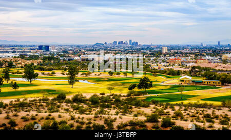 La ville de Phoenix dans la vallée du Soleil vu de la Buttes de grès rouge dans la région de Papago Park en Arizona, États-Unis Banque D'Images