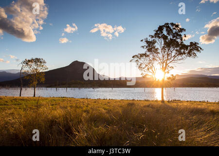 Coucher du soleil sur le lac d'Moogreah dans le Queensland en Australie Banque D'Images