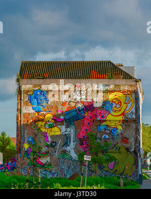 Graffiti sur un bâtiment dans l'hefpark à Rotterdam, Pays-Bas, prises sous le soleil d'après-midi à la suite d'une averse Banque D'Images