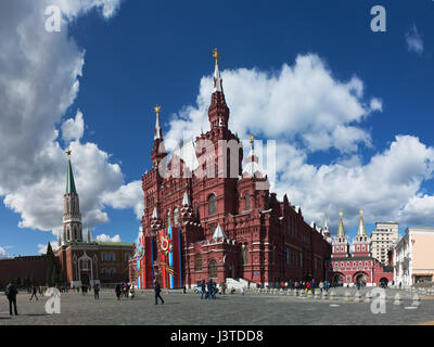 Musée Historique de l'état, entre la Place Rouge et Manege Square, le complexe fortifié de la muraille du Kremlin de Moscou et la résurrection porte (Gate) ibérique Banque D'Images