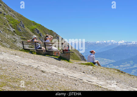 Trois jeunes femmes sur le dessus de Hafelekar à admirer la vue panoramique de la cordillère, Tirol, Autriche Banque D'Images