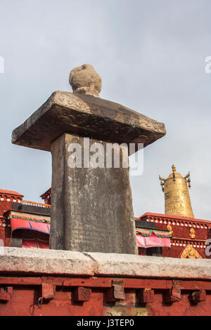 Tang-Tibetan Dhvaja pilier du Traité de paix et la bannière de la Victoire en forme métalique doré sur temple de Jokhang, Lhassa, Tibet Banque D'Images