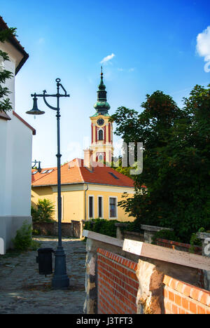 Une rue pavée et une église dans le centre de Szentendre, un peu de ville touristique près de Budapest, Hongrie. Banque D'Images