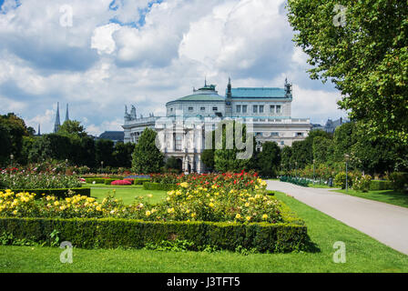 Vienne, Autriche - 29 juillet 2016 : une vue sur parc Volksgarten rouge et jaune à fleurs roses en face de Hofburg, Vienne, Autriche. Banque D'Images