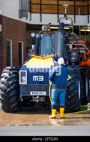 Station de sauvetage côtiers de la RNLI Redcar lancement véhicule de remorquage d'un talus d'ingénierie Clayton MO-4H en caoutchouc articulé tracteur fatigué d'être lavés après usage Banque D'Images