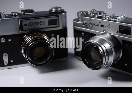 Ancien appareil photo soviétique Zorki 4 et 5B nourris avec de vieux jupiter 8 lentilles 50 mm f/2 et 55 industar mm f/2.8 Banque D'Images