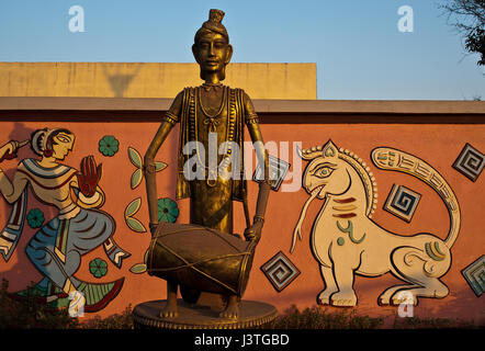 Sculpture ( Inde) collier rose/orange capiz 25,00 Banque D'Images