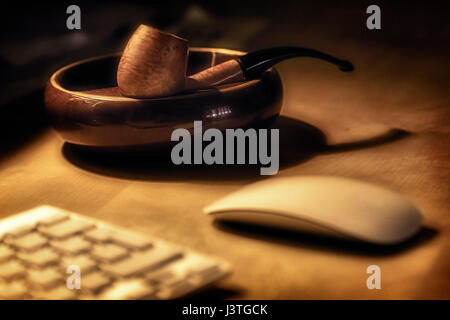 Pipe, clavier et souris, les instruments pour une nuit de travail. Banque D'Images