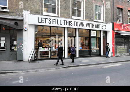 'Nous allons remplir cette ville avec des artistes' signe sur Cass Art Shop dans la région de Wardour Street, Soho, London UK KATHY DEWITT Banque D'Images