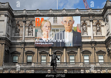 Royal Academy of Art poster 'America après la chute' sur la façade extérieure du bâtiment Avril 2017 KATHY DEWITT Banque D'Images