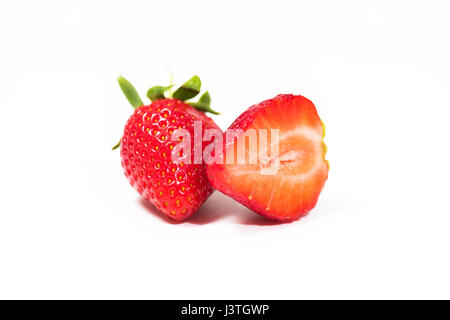 Les fraises avec des feuilles. Isolé sur un fond blanc. Banque D'Images