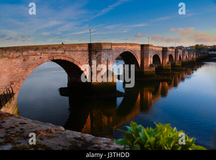 Berwick, "Le Vieux Pont" traversant le tweed qui un span 15 pont en arc construit en grès sur les ordres de Jacques I Banque D'Images