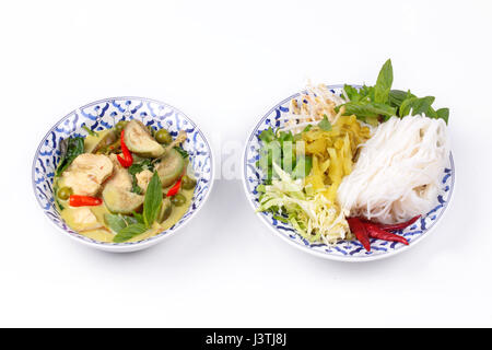 Thai Food populaires de nouilles de riz, poulet au curry vert et au lait de coco appelez Kha Nom Jeen Kaeng Kai en thaï servi sur plat modèle thaïlandais isolé sur whi Banque D'Images