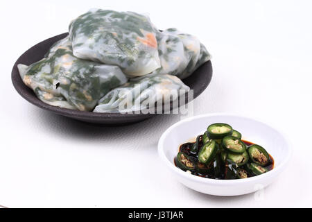 Dessert chinois à la vapeur, farci de fried Dumpling ciboulette ail séché shrime ,et de porc servi avec extrait de soja épicée source, Kuicheai. Banque D'Images