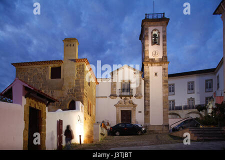 Torre de Anto et église au crépuscule, Vieille Ville, Coimbra, Portugal, Europe I Torre de Anto und Kirche, bei Abenddämmerung, Coimbra, Beira Litoral, REGIO C Banque D'Images