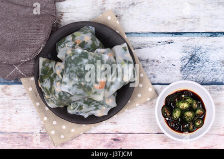 Dessert chinois à la vapeur, farci de fried Dumpling ciboulette ail séché shrime ,et de porc servi avec extrait de soja épicée source, Kuicheai. Banque D'Images