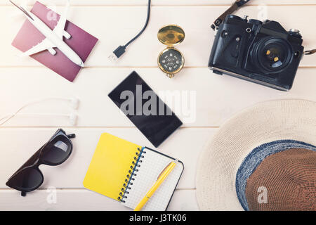 Prêt pour des vacances - Voyage d'essentials sur fond de bois blanc Banque D'Images