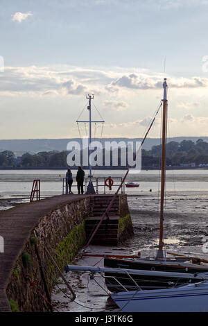 Marée basse River Exe & Lympstone Harbour avec Starcross Yacht Club à travers l'estuaire vu par couple Banque D'Images