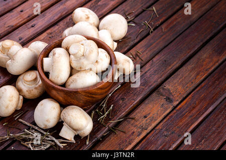 Champignon champignons sur fond de bois. Copier l'espace. Banque D'Images