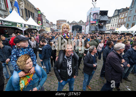 Foule au concert rock le 4 mai avec le père et sa fille pendant le festival de la libération à Roermond, Pays-Bas Banque D'Images