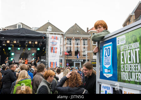 Garçon regardant foule au concert rock le 4 mai pendant le festival de la libération dans la région de Roermond, Pays-Bas Banque D'Images