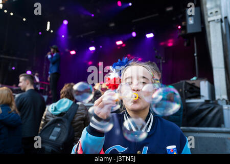 Girl blowing bubbles au concert rock le 4 mai pendant le festival de la libération dans la région de Roermond, Pays-Bas Banque D'Images