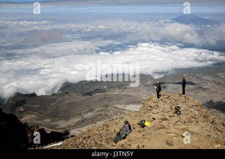 Les nuages et le Mont Meru à partir de la violation de l'Ouest, Parc national du Kilimandjaro, Tanzanie Banque D'Images