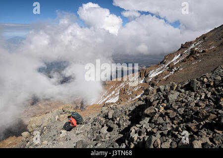 Porter et des nuages à l'ouest de violation, Parc national du Kilimandjaro, Tanzanie Banque D'Images
