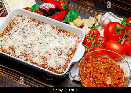 Préparation de la lasagne fait maison Banque D'Images