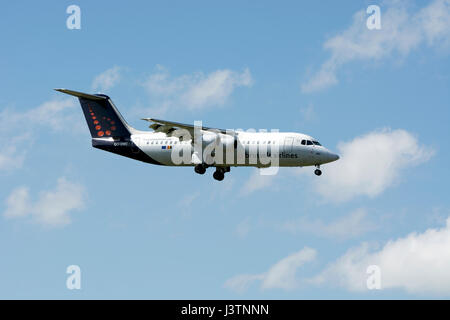 Un Avro RJ100 de Brussels Airlines à l'atterrissage à l'aéroport de Birmingham, UK Banque D'Images