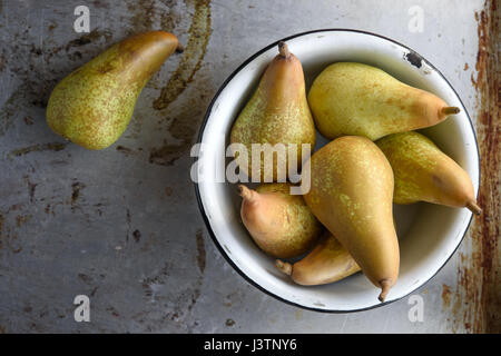 Vue de dessus les poires dans un bol. Style rustique vintage still life Banque D'Images